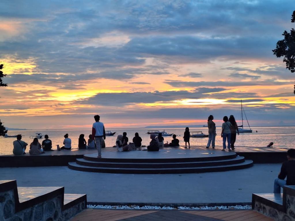 MAKIN INDAH: Sejumlah masyarakat menikmati sunset di kawasan Pasar Seni Senggigi yang sudah direvitalisasi, Minggu (19/1).