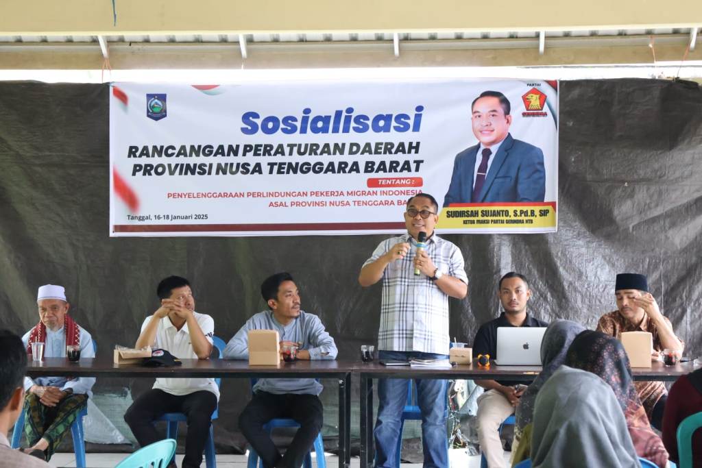 DIRESPON POSITIF: Sudirsah Sujanto mensosialisasikan Ranperda Penyelenggaraan Perlindungan PMI kepada masyarakat KLU.