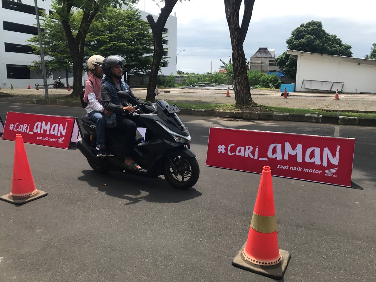 Pengunjung Lombok Epicentrum Mall (LEM) sedang test drive New Honda PCX 160 di parkir LEM, Minggu (19/1).