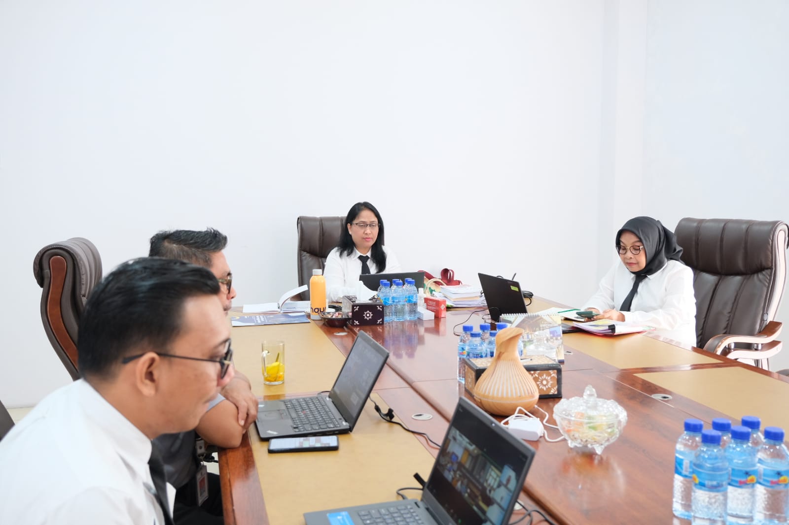 Kepala Kantor Wilayah Kementerian Hukum (Kakanwil Kemenkum) NTB I Gusti Putu Milawati dan jajaran mengikuti Pelatihan Penguatan Substansi Kekayaan Intelektual secara virtual, Senin (20/1).