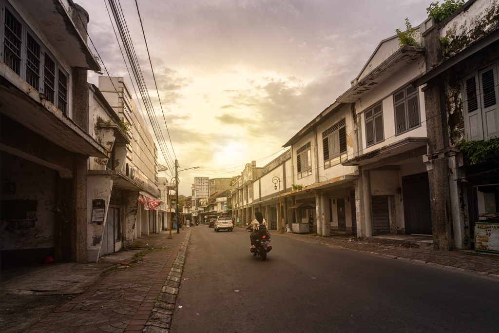 BERSEJARAH: Pengendara melintas di kawasan Kota Tua Ampenan, Minggu (19/1). Pemkot Mataram mengupayakan agar kawasan ini masuk menjadi situs warisan dunia.