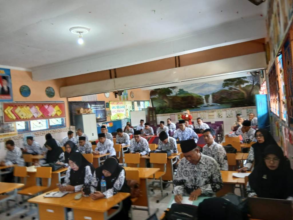 DANA SOSIAL: Pengurus PGRI Lobar melaksanakan rapat penyusunan program PGRI 2025 di SDN 1 Sandik, Sabtu (18/1) lalu.