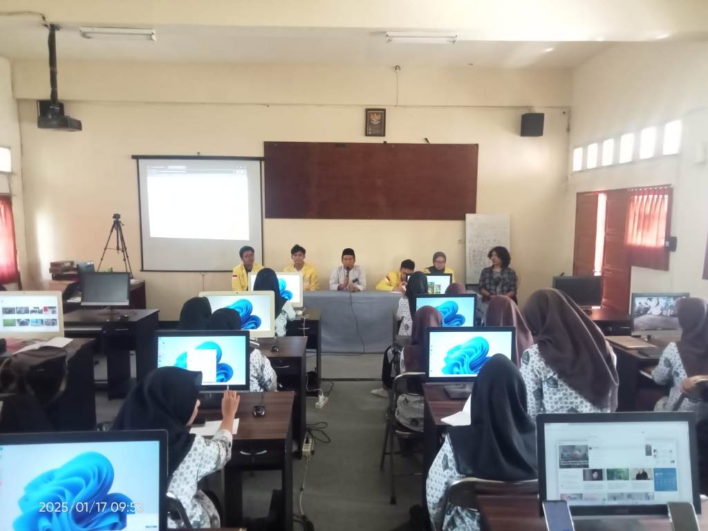 SOSIALISASI: Mahasiswa UI sosialisasi PMB kepada siswa MAN Lobar, Jumat (17/1) lalu.