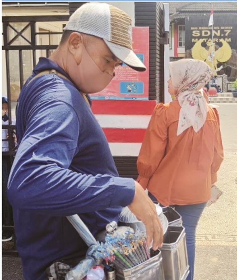 LARIS MANIS: Seorang penjual Gule Gending tengah menunggu pembeli di depan salah satu sekolah yang ada di Kota Mataram, pekan lalu.