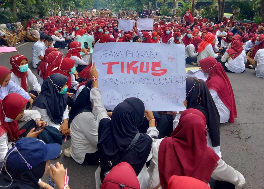 DEMO: Ratusan tenaga honorer dari berbagai instansi saat demo di depan Kantor Bupati Lombok Timur, untuk meminta diangkat jadi Pegawai Pemerintah dengan Perjanjian Kerja (PPPK).