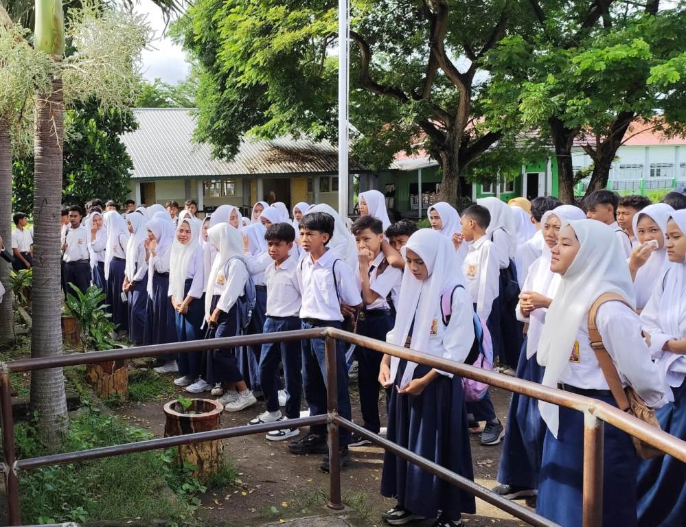 BELUM JELAS: Siswa di salah satu SMP di Lombok Utara dalam satu kegiatan. Saat ini Pemda KLU belum menerima juknis program MBG.
