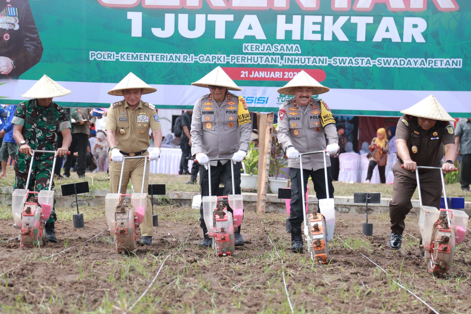 Kapolda NTB Irjen Pol Hadi Gunawan (tengah) bersama Pj Gubernur NTB Hassanudin dan sejumlah pejabat melakukan penanaman jagung di Dusun Barang Batun, Desa Pringgabaya Utara, Lotim, Selasa (21/1).