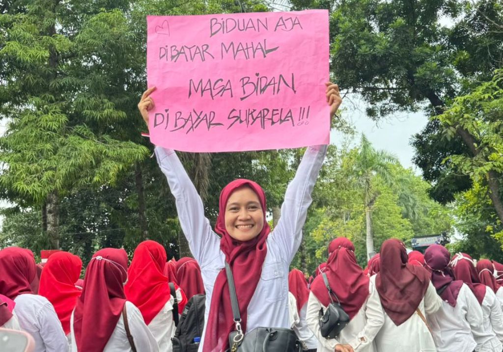 DEMO: Para bidan desa di Lombok Timur (Lotim) saat melakukan aksi demonstrasi ke Kantor Bupati Lotim untuk menuntut diangkat menjadi PPPK, Senin (20/1).