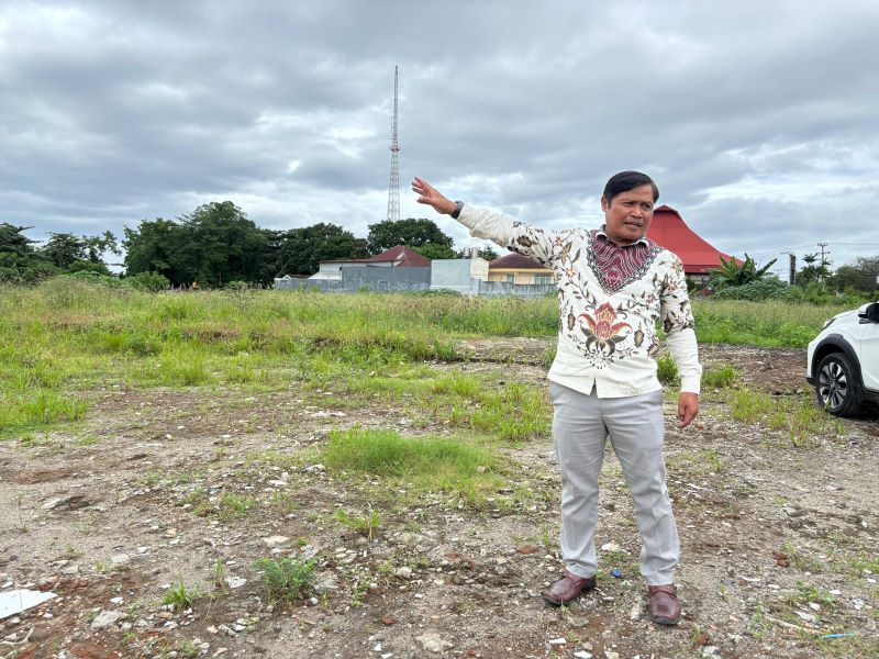 Direktur PT Lombok Plaza Zulkifli saat meninjau langsung lahan yang nantinya segera dibangun gedung NCC, berlokasi di Jalan Ismail Marzuki, Kota Mataram, Selasa (21/1). (Yuyun/Lombok Post)