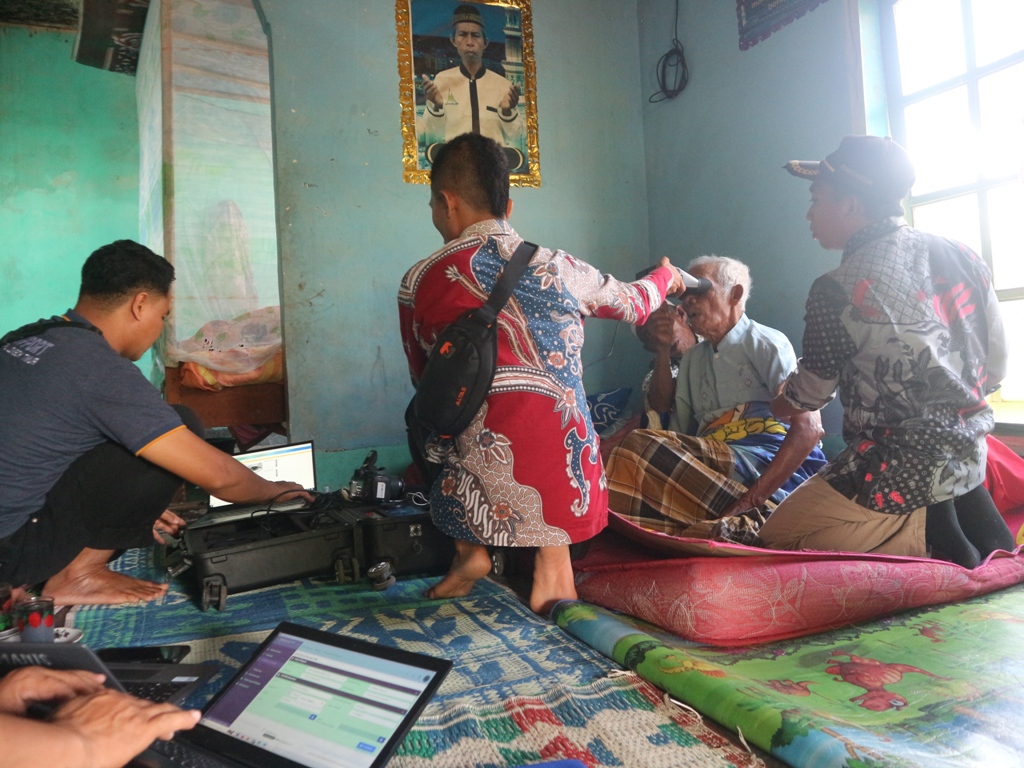REKAM: Petugas Dinas Kependudukan dan Pencatatan Sipil (Dukcapil) Lombok Timur (Lotim) saat mendatangi salah seorang warga di Desa Aik Dewa yang tidak memiliki Adminduk.