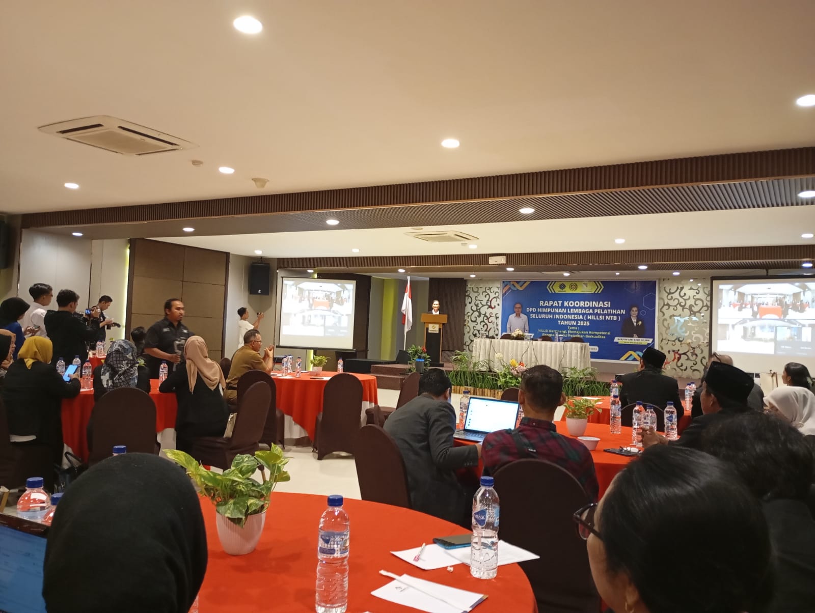RAPAT KORDINASI: Ketua DPD HILLSI NTB Naktika Sari Dewi (atas podium) memberikan sambutan pada rakor di Hotel Lombok Plaza, Rabu (21/1)