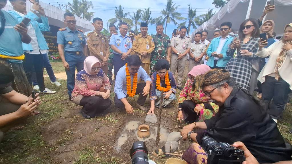 PEDULI BUDAYA LOMBOK: Marsekal TNI (Purn) Hadi Tjahjanto dan istri Nanny Hadi Tjahjanto melakukan peletakan batu pertama pembangunan sekolah alam di Dusun Gumesa Timur, Desa Giri Tembesi, Gerung.