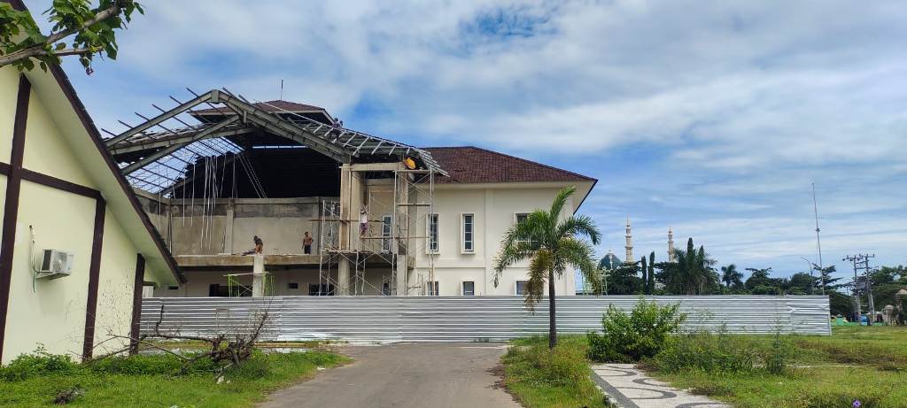 HAMPIR SELESAI: Atap Kantor DPRD KLU tampak sudah mulai terpasang, Selasa (21/1). Pekerjaannya diakui molor dari target.