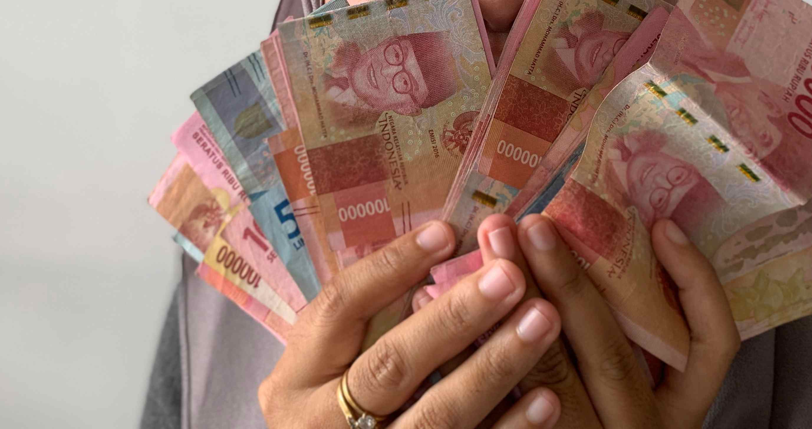 Negara menerima pendapatan yang diperoleh negara dari berbagai sumber, seperti pajak, PNBP dan lainnya.