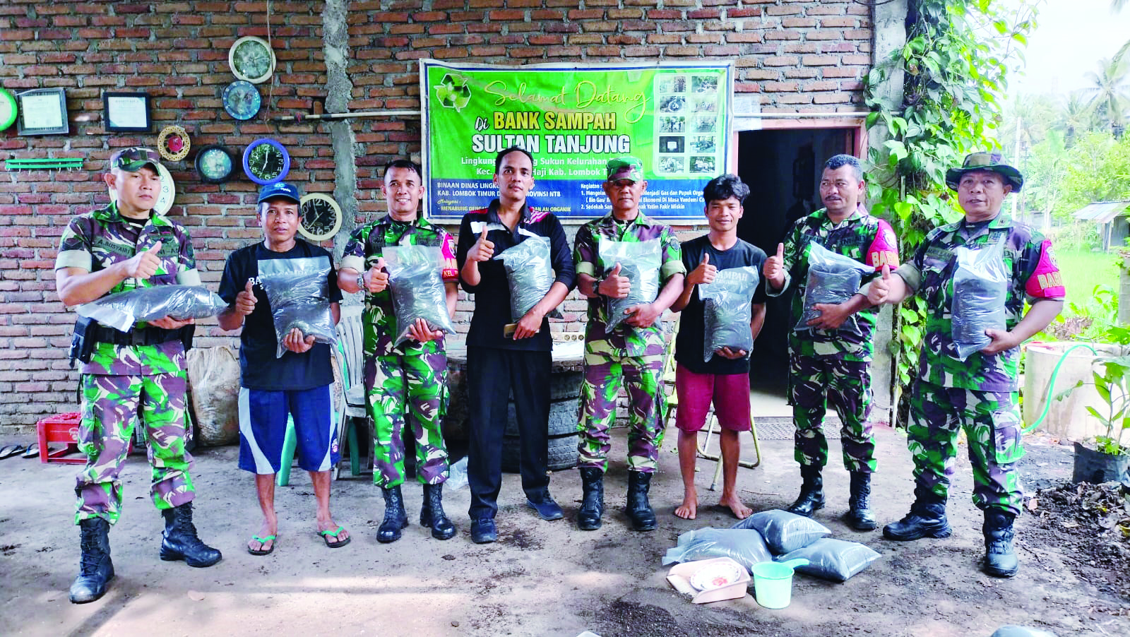 Babinsa dari Koramil 1615-08/Labuan Haji saat praktik mengolah sampah organik menjadi pupuk di Kelurahan Tanjung, Labuan Haji, Lotim.