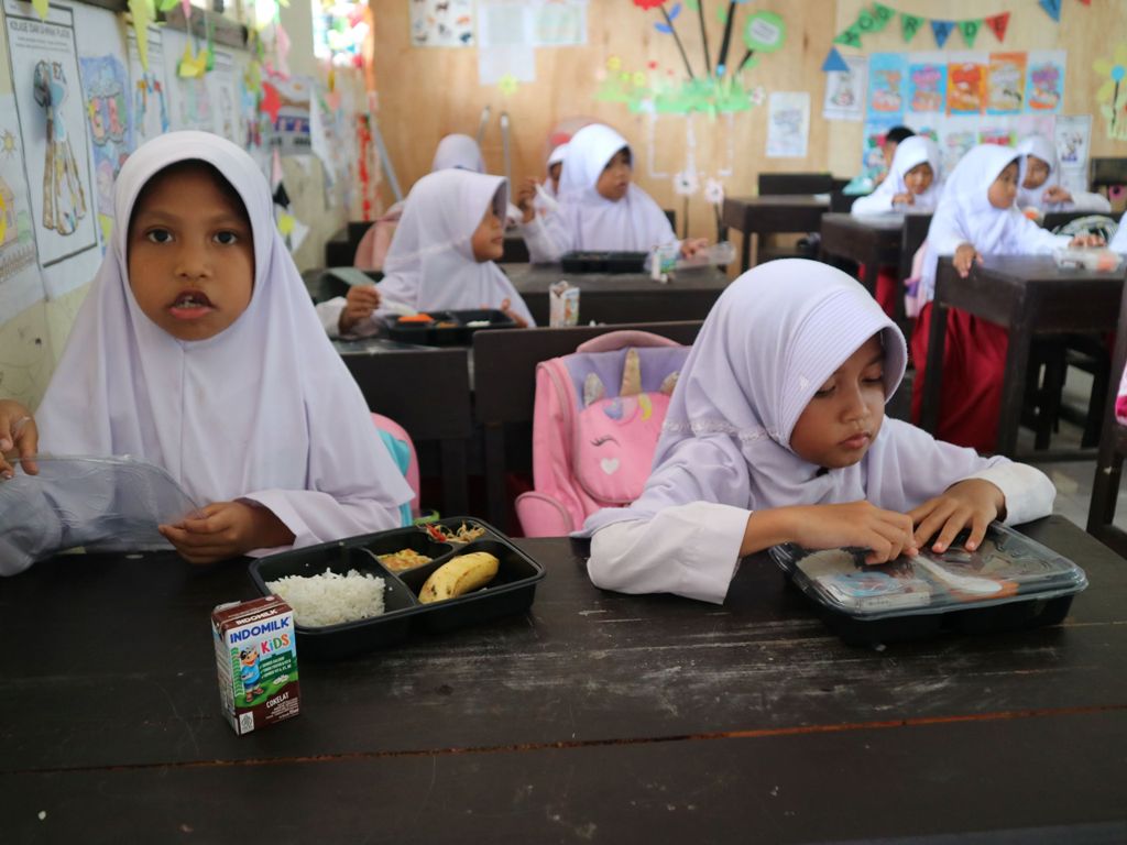 SIMULASI: Para siswa-siswi MIN 1 Loteng saat menikmati santapan makan bergizi gratis yang disimulasikan KIPRA NTB beberapa waktu lalu.
