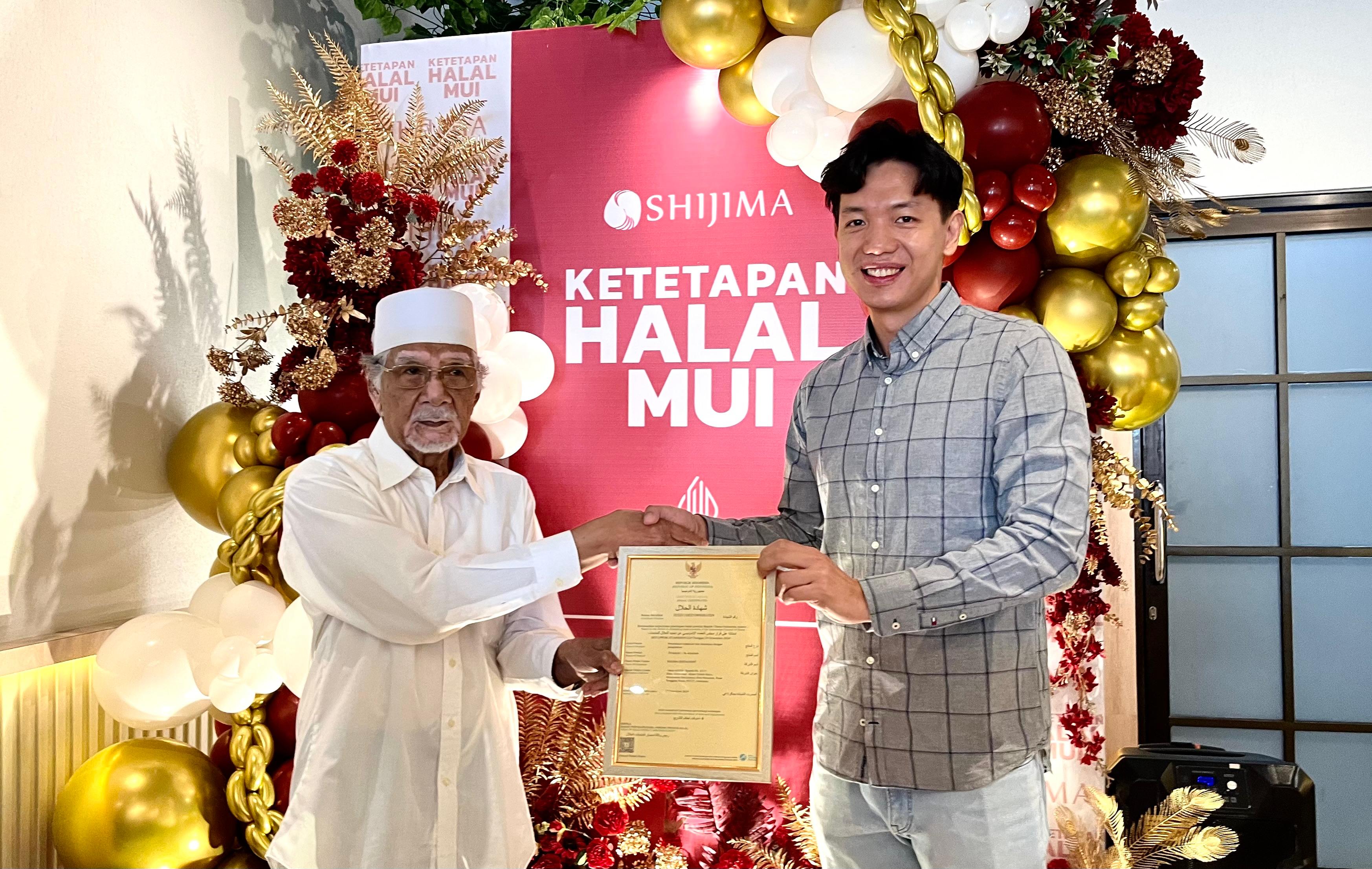 SERAH TERIMA: Ketua LPPOM MUI NTB H Saiful Muslim (kiri) menyerahkan sertifikat ketetapan halal pada Manager Restoran Shijima Devin Efendi, Rabu (22/1).