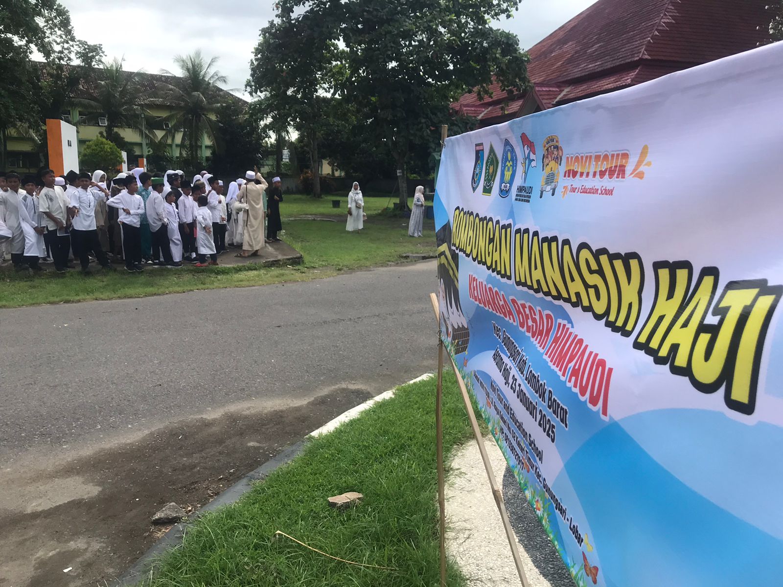Siswa dari 12 lembaga dalam Himpaudi Kecamatan Gunungsari melaksanakan Manasik Haji di Asrama Haji Mataram, Kamis (23/1).