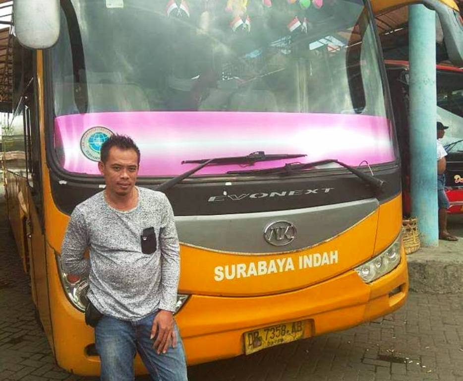 KENANGAN: Heri berpose di depan bus Surabaya Indah yang terparkir di Terminal Mandalika, Kota Mataram, belum lama ini.