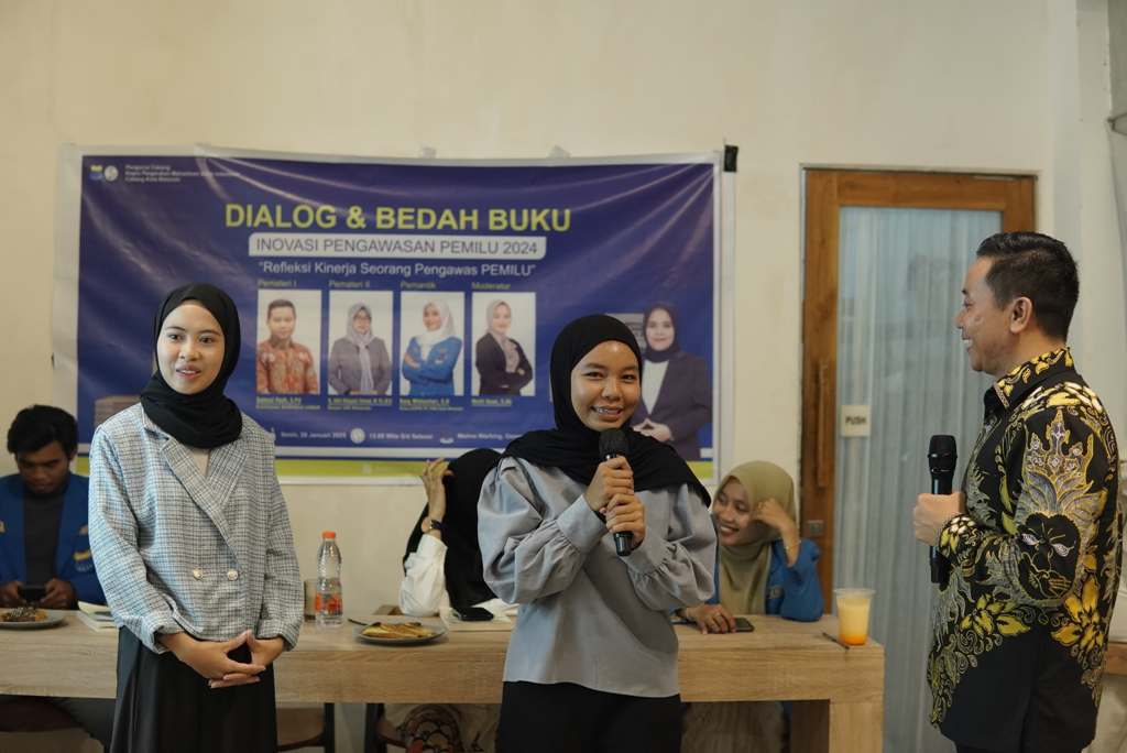 DAPAT HADIAH: Samsul Hadi (kanan) memberikan pertanyaan kepada peserta terkait penyelenggaraan pemilu, dalam sesi tanya jawab.