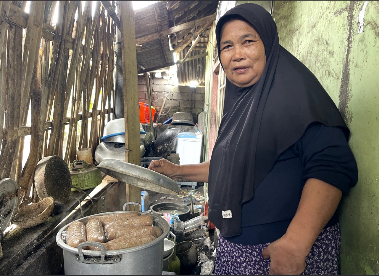 RACIKAN RAHASIA: Nurhayati tengah memasak adonan kerupuk di dapurnya yang sangat sederhana, Selasa (21/1).