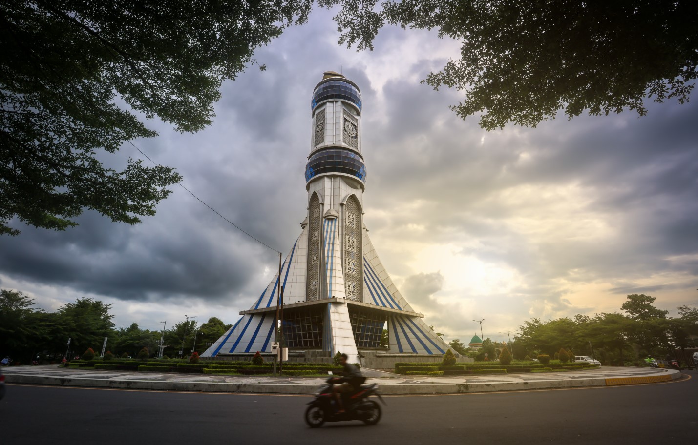 RAWAN RAMAI: Tugu Mataram Metro sebagai gerbang masuk perbatasan antara Kota Mataram dan Lombok Barat akan dipasangi CCTV.&nbsp;