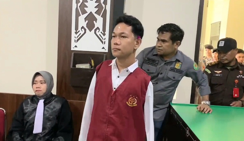 SIDANG PEMBUKTIAN: Terdakwa kasus pelecehan seksual fisik penyandang disabilitas I Wayan Agus Suartama alias Agus Buntung saat mengikuti sidang pembuktian di Pengadilan Negeri Mataram
