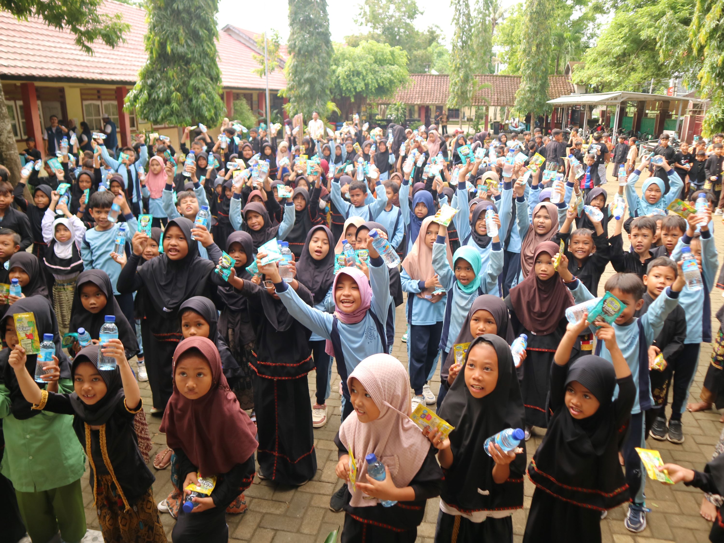 ITDC terus berbuat untuk masyarakat. Ini contohnya, pelajar meminum susu gratis dalam program InJourney Peduli Literasi di SDN 1 Kuta, Desa Kuta, Kecamatan Pujut, Loteng, Kamis (23/1).