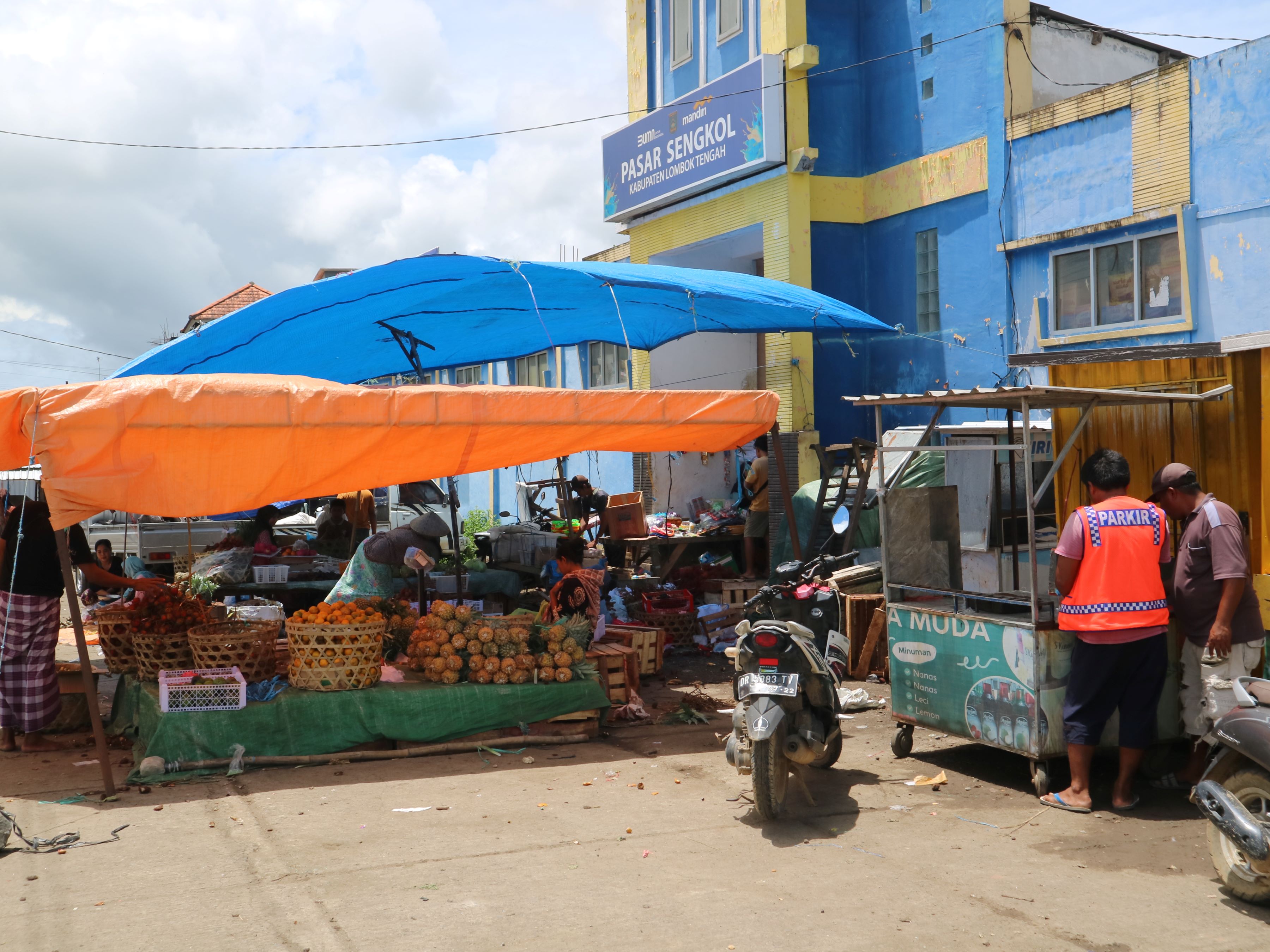 Tampak pedagang buah-buhana masih beraktivitas di Pasar Sengkol, Desa Sengkol, Kecamatan Pujut, Loteng, Kamis (23/1).