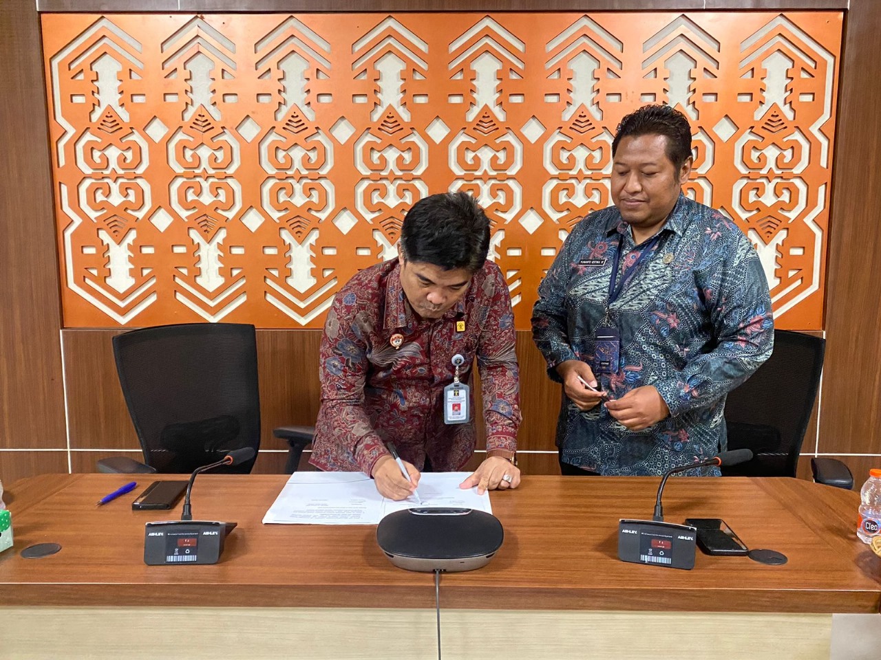 TEKEN BERKAS ACARA:  Kepala Divisi P3H Edward James Sinaga dan Perancang dan Analis Hukum Setda Kabupaten Lombok Tengah Yunanto Estika.
