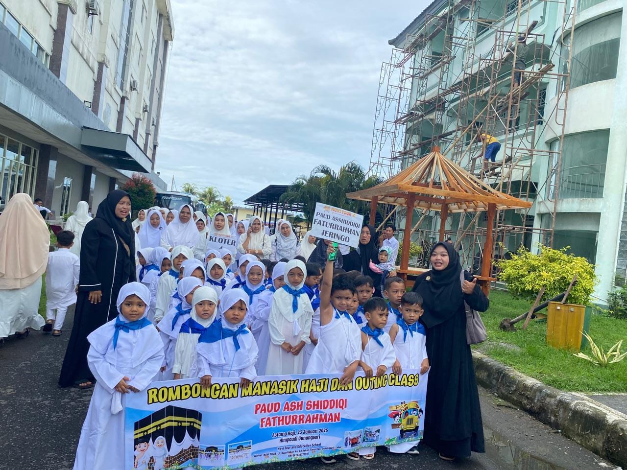 Sebanyak 180 anak PAUD yang tergabung dalam Himpaudi Kecamataran Gunungsari bertalbiah di kawasan Asrama Haji Mataram.