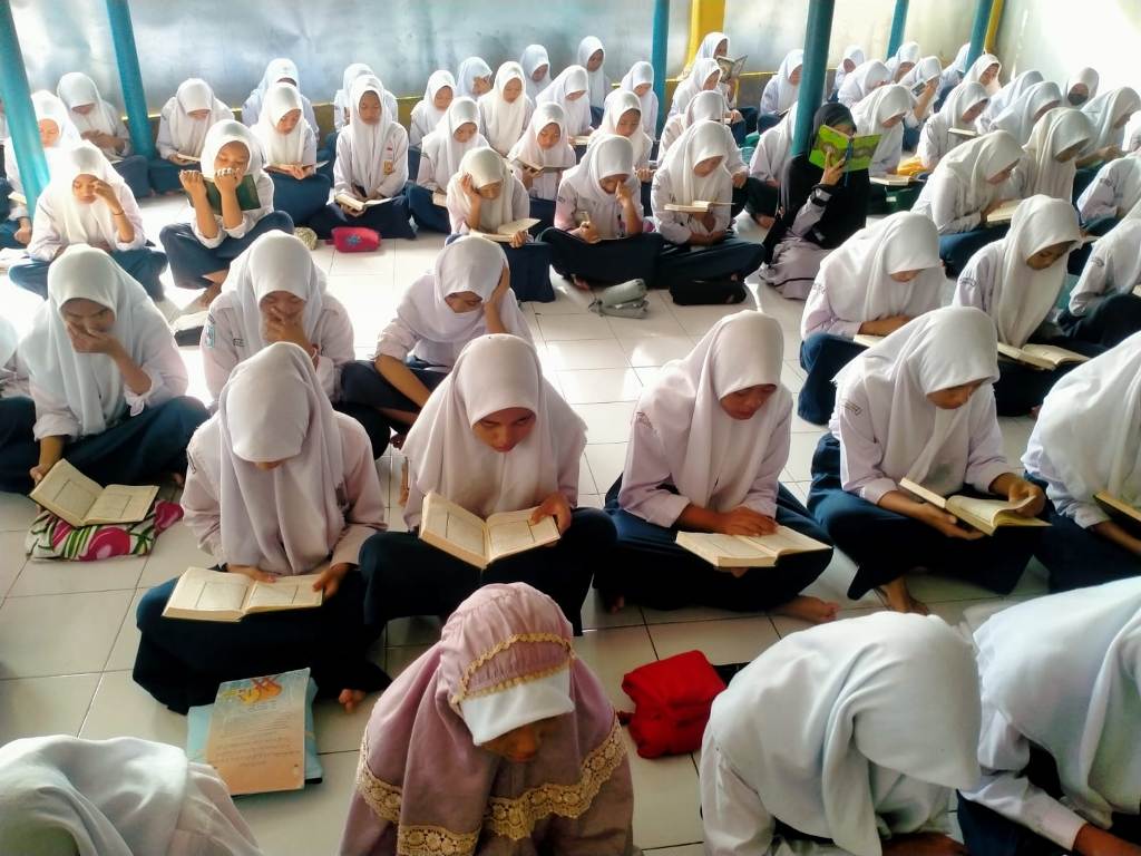MENGAJI: Siswa SMPN 17 Mataram mengaji sebelum melaksanakan KBM di sekolah setempat, beberapa waktu lalu.