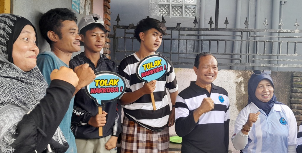 BERIKAN SOSIALISASI: BNN Kota Mataram menyambangi sejumlah warga Lingkungan Karang Bagu, Kelurahan Karang Taliwang, Kecamatan Cakranegara untuk mengedukasi penyalahgunaan narkotika dan sosialisasi.