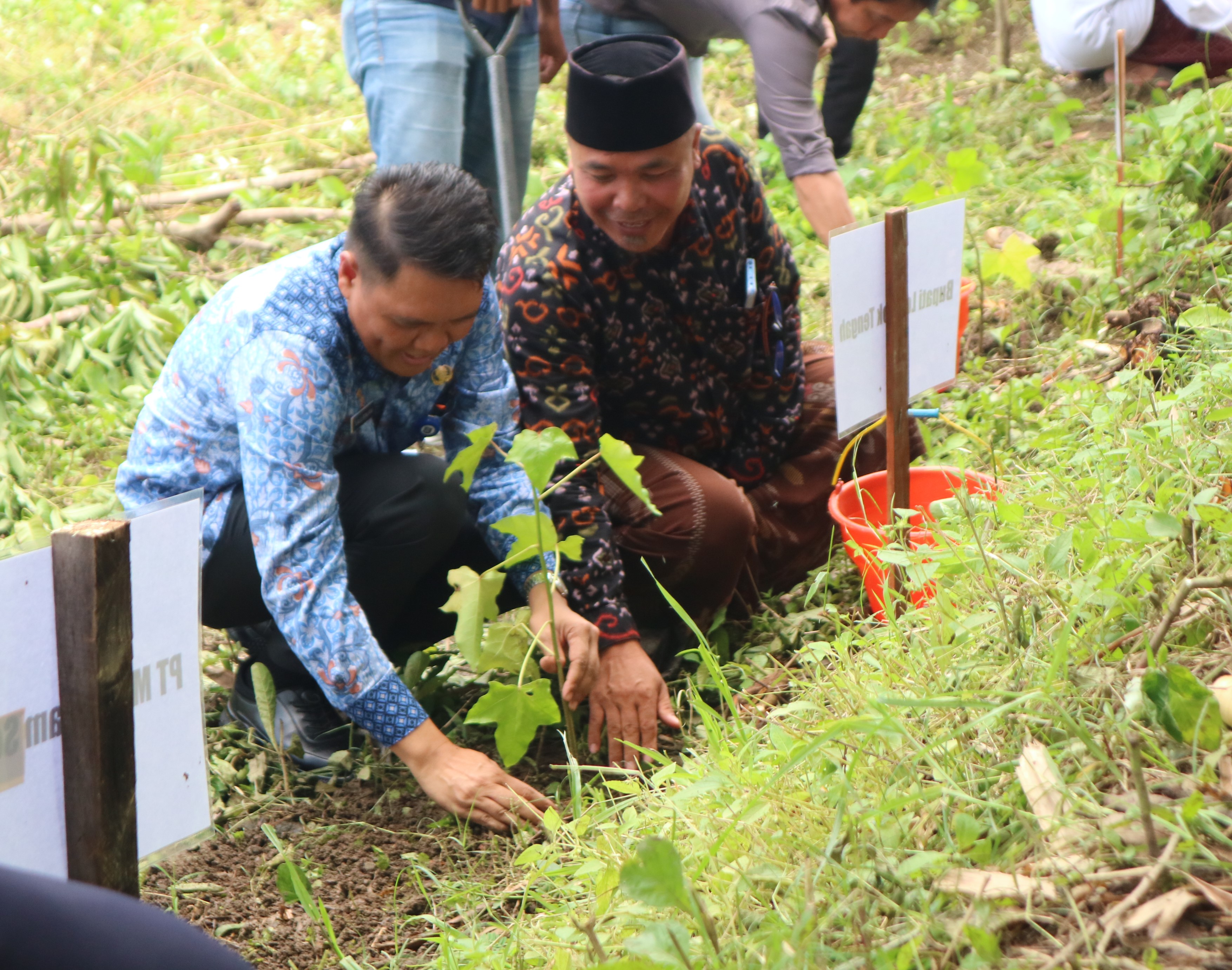 Kepala Dinas PMD Loteng Lalu Rinjani (kiri) mengikuti aksi tanam pohon bersama wartawan dan PT Mitra Alam di kawasan Desa Selong Belanak, Kecamatan Praya Barat, Loteng.
