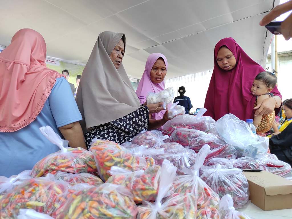 MULAI TURUN HARGA: Warga Kota Mataram yang tengah membeli cabai dalam kegiatan pasar murah beberapa waktu lalu.