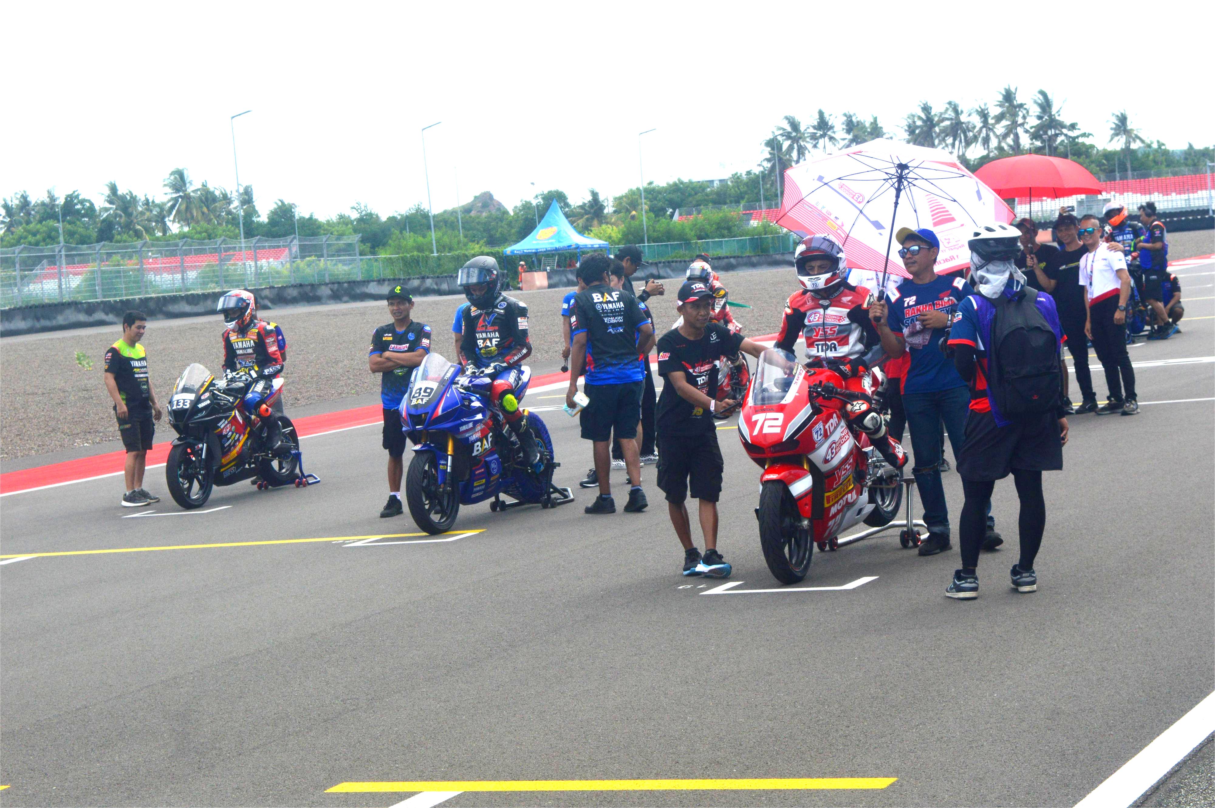 SEGERA DIGELAR: Para pembalap nasional saat berlaga dalam ajang Mandalika Racing Series (MRS) di Sirkuit Internasional Mandalika, tahun lalu.