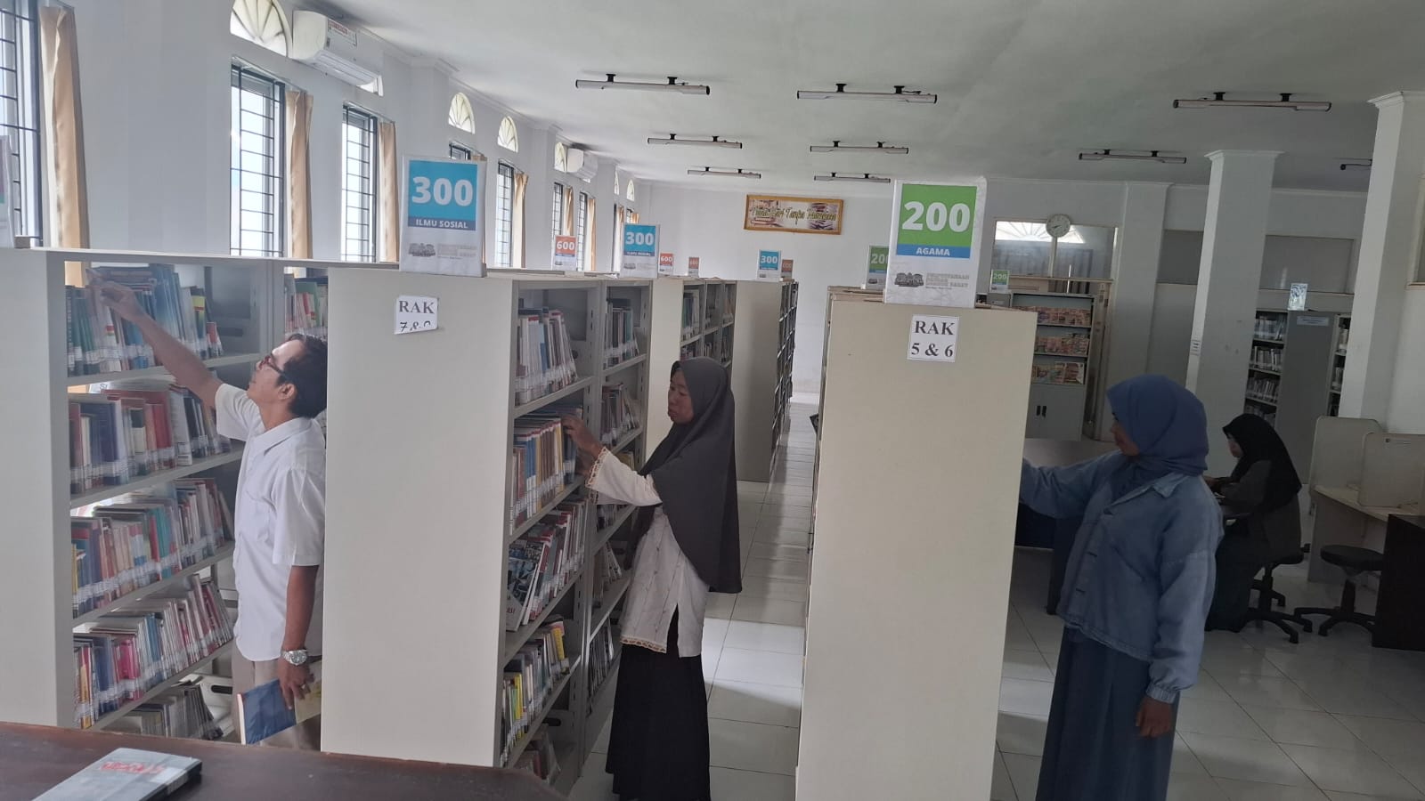 JENDELA DUNIA: Para pengunjung perpustakaan mengakses buku di perpustakaan daerah Pemkab Lobar.