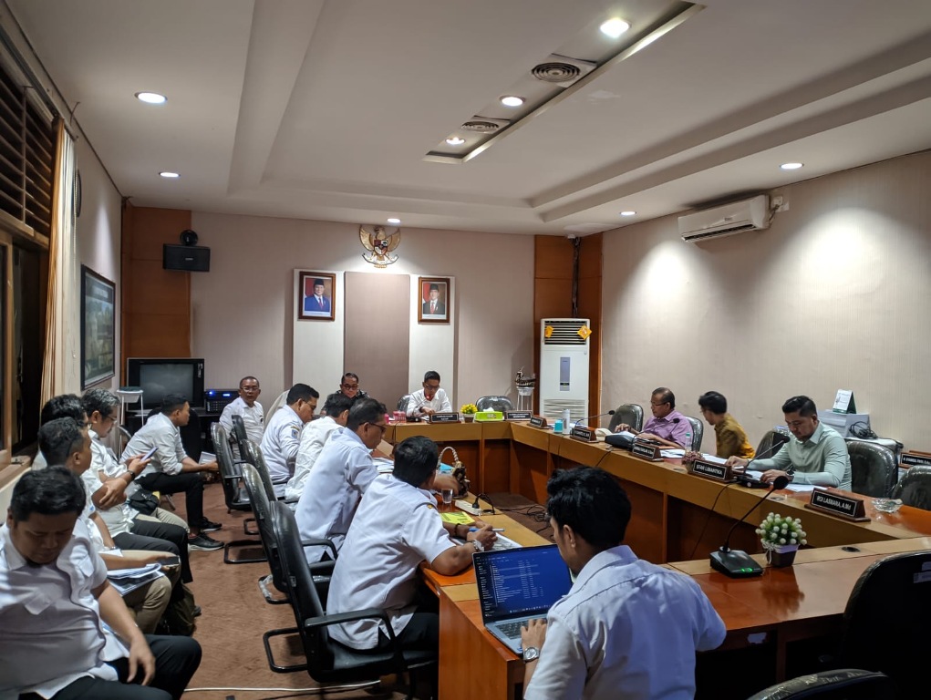 RAPAT DENGAR PENDAPAT: Komisi IV DPRD NTB tengah menggelar Rapat Dengar Pendapat (RDP) dengan Dinas PUPR NTB di Kantor DPRD NTB.