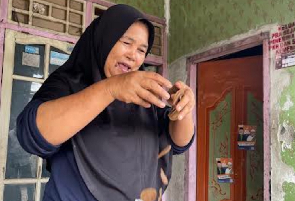 ALAMI: Nurhayati memperlihatkan kepingan adonan kerupuk setelah dikeringkan dan siap digoreng.