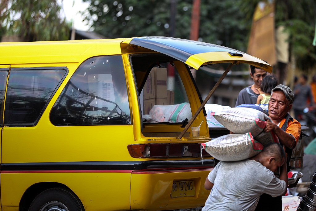 SUDAH TUA: Eksistensi bemo kuning sebagai transportasi publik di Kota Mataram semakin berkurang seiring tidak adanya peremajaan.