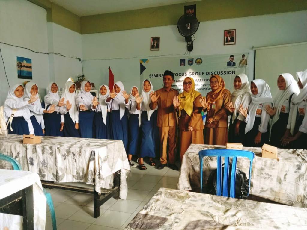 TIDAK DAPAT DUKUNGAN: Kepala SMPN 3 Mataram Suherman (pakai peci) bersama siswa dan guru di sekolah setempat, belum lama ini.