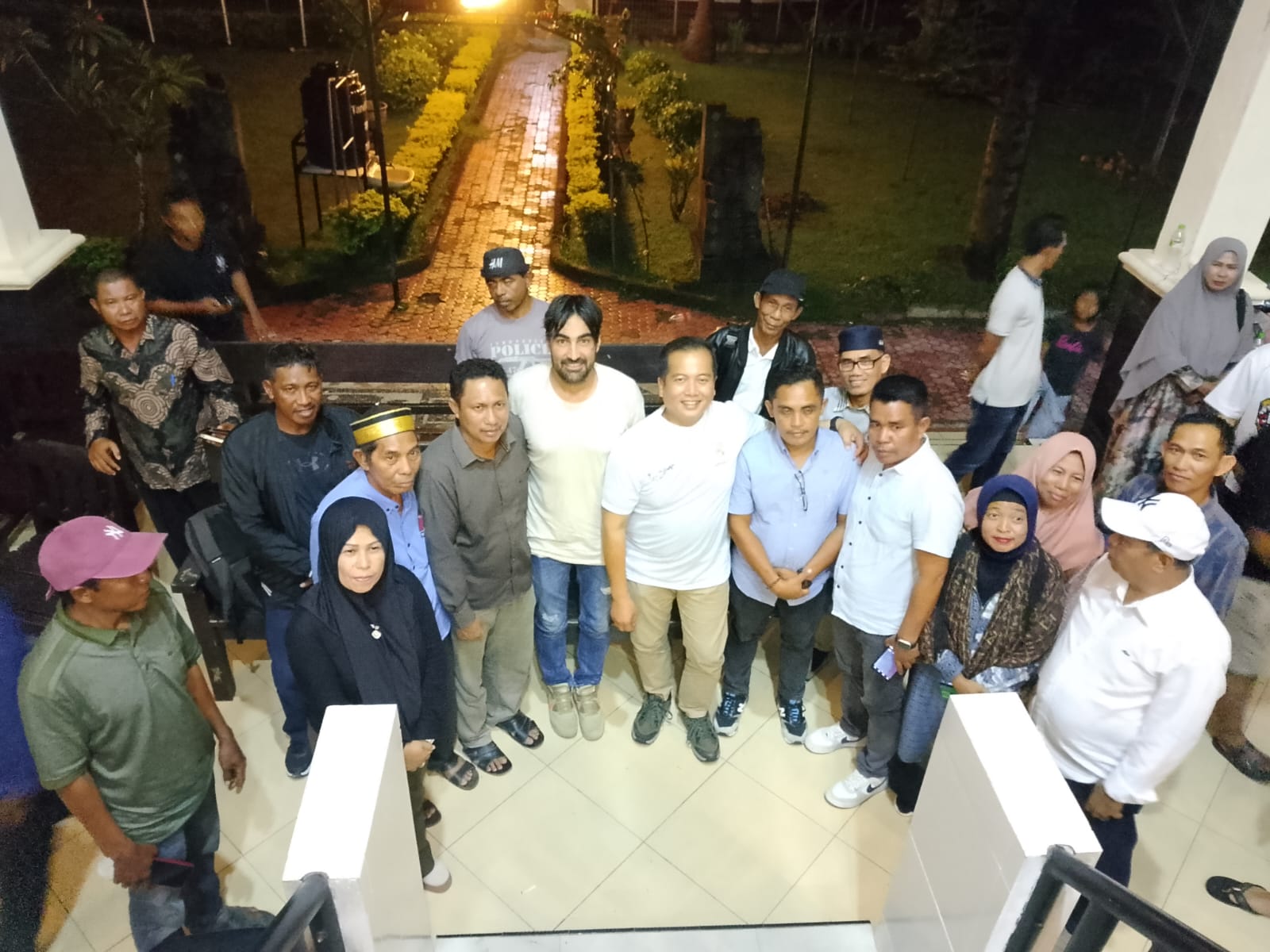 BERFOTO BERSAMA: Gubernur NTB terpilih Lalu Muhammad Iqbal mengadakan pertemuan dengan pelaku wisata dan masyarakat di Lakey Peak, Hu&rsquo;u, Dompu, Jumat (19/1).&nbsp;