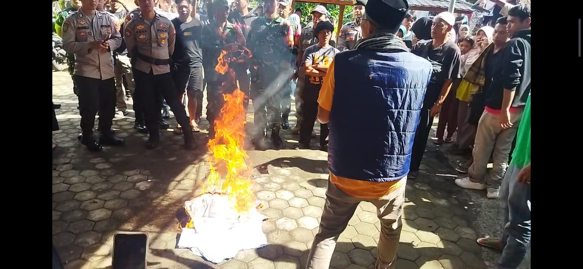 Massa Aliansi masyarakat Desa Berinding Menggugat membakar ribuan KTP sebagai aksi protes atas kecurangan yang dilakukan panitia Pilkades Berinding, Minggu (26/1).