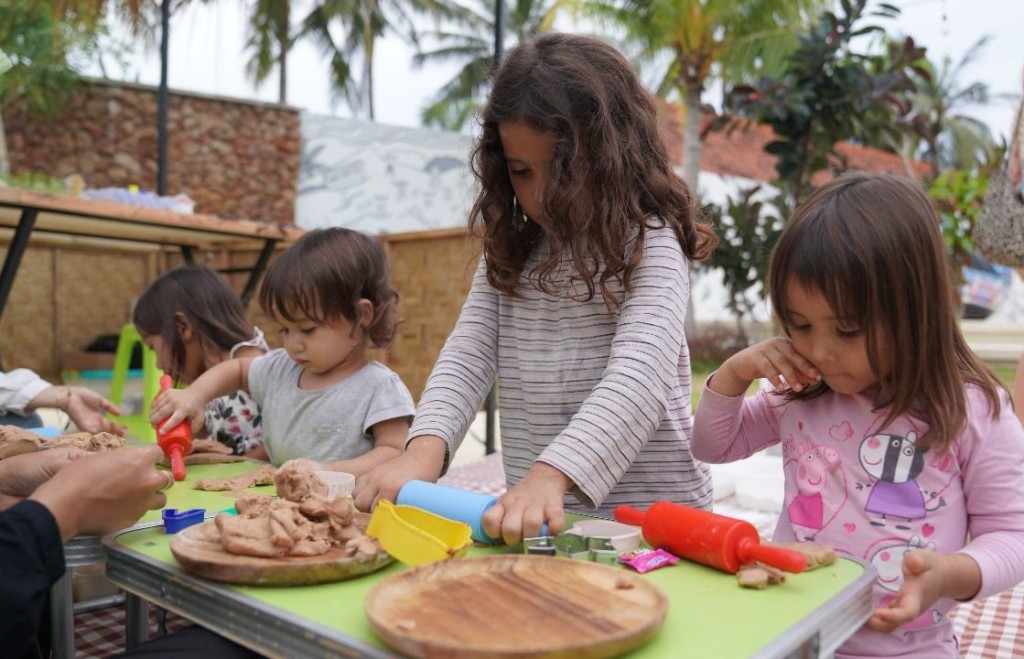 KUNJUNGAN MENINGKAT: Sejumlah anak wisatawan mancanegara bermain tanah liat di kawasan Kuta Lane, Bazaar Mandalika, Lombok Tengah, belum lama ini.