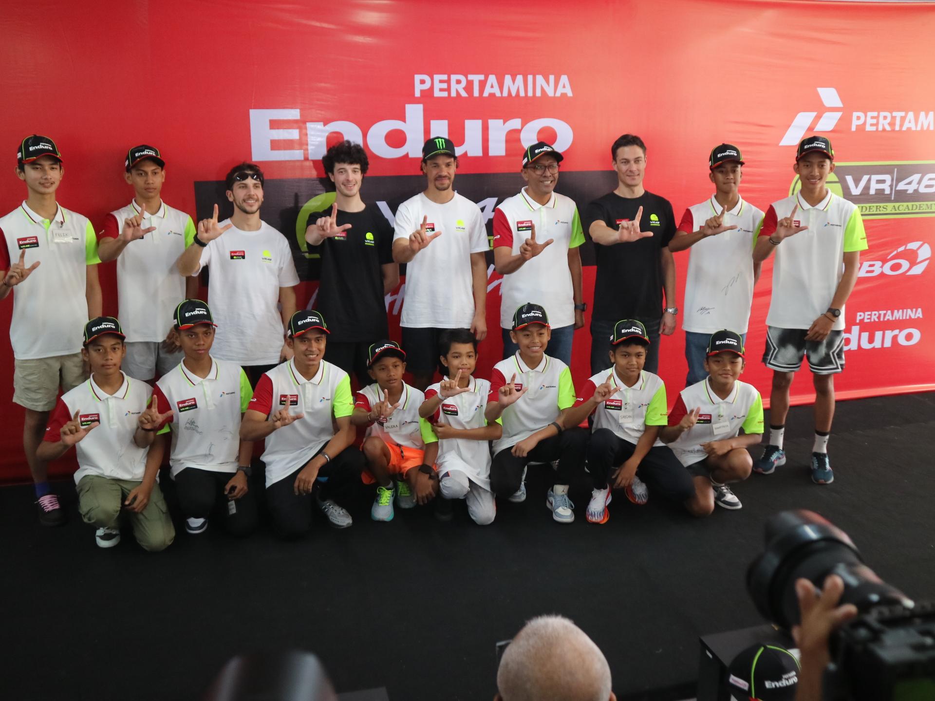 Sejumlah pembalap nasional berfoto bersama manajemen VR46 Academy pada kegiatan Pertamina VR46 Academy di Sirkuit Internasional Mandalika, Senin (27/1/2025).
