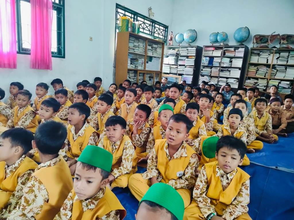 DENGARKAN TAUSYIAH: Murid SDN 1 Batulayar Barat mendengarkan tausyiah pada peringatan Isra Mikraj di sekolah setempat.