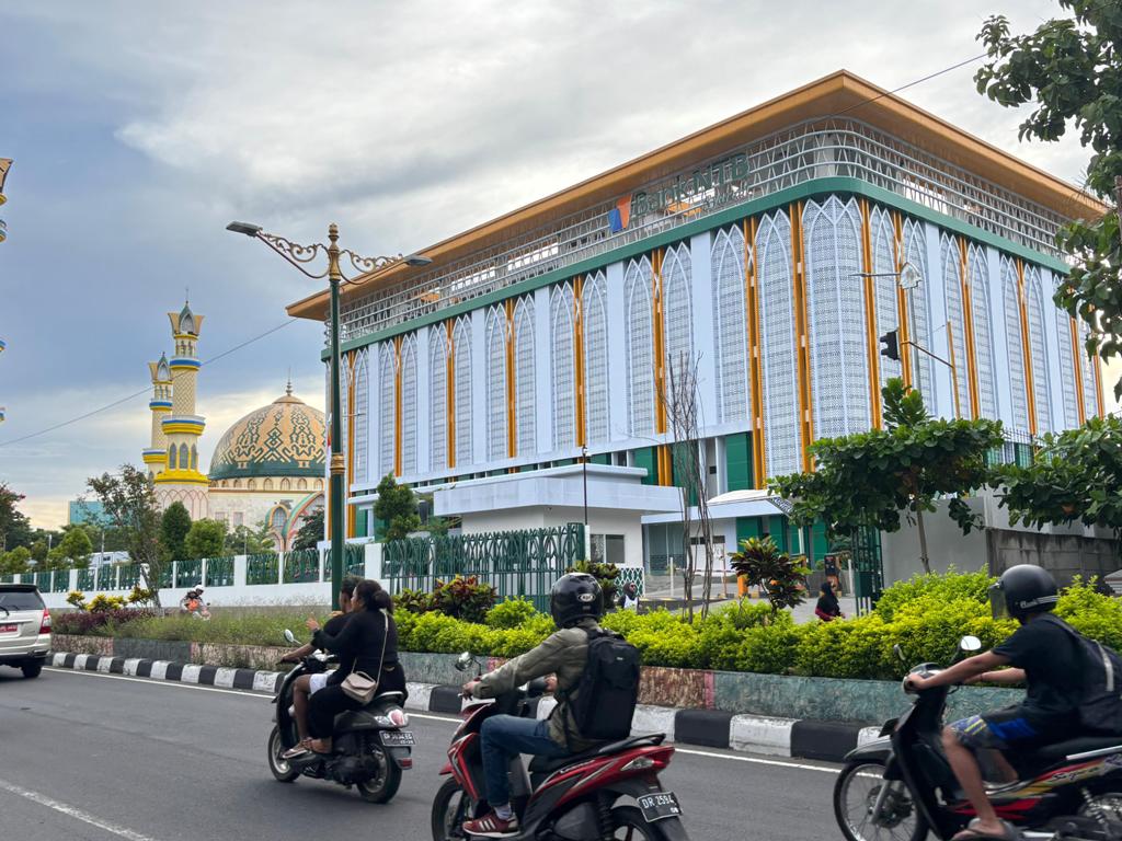MILIK PEMDA: Sejumlah pengendara melintas di depan kantor utama PT Bank NTB Syariah, di Jalan Udayana, Kota Mataram.