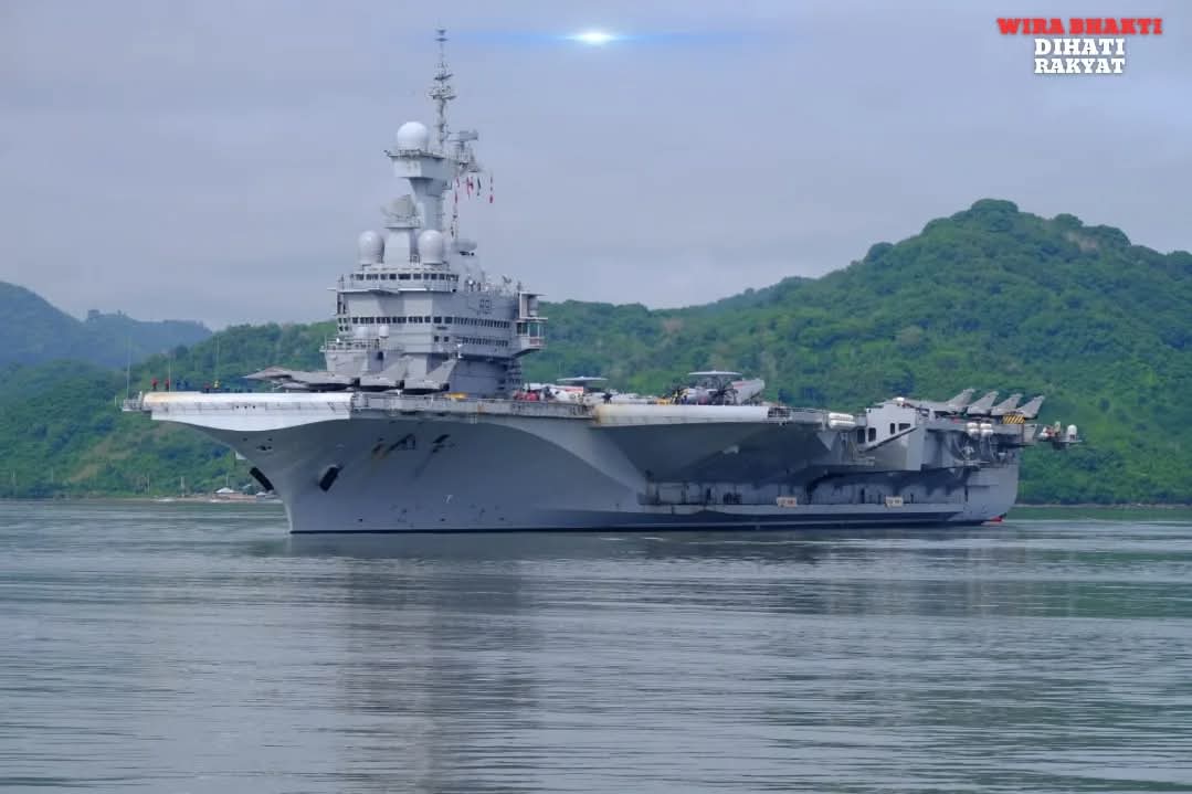 Kapal perang Charles De Gaulle yang canggih dan merupakan salah satu kapal perang terbesar di dunia, datang dengan lebih dari 1.780 awak kapal di Gili Mas Lembar, Selasa (28/1).