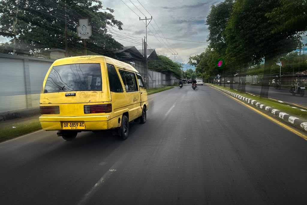 BUTUH REVITALISASI: Bemo kuning, satu satunya angkutan Kota di Mataram, melintas di jalanan Kota Mataram.