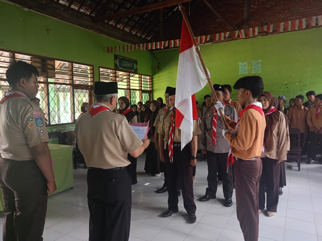MENGUKUHKAN: Ketua Kwarcab Kota Mataram H Didi Sumardi mengukuhkan Mabigus dan Pengurus Gugus Depan 02.047 - 02.048 Pangkalan Ponpes Haqqul Yaqin NW Sayang-Sayang di aula ponpes setempat, pekan lalu.